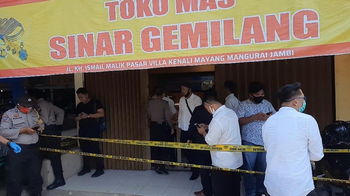 Suasana di lokasi perampokan toko emas di Jambi (Ferdi-detikcom)