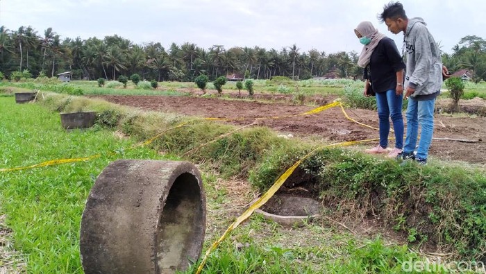Sesosok mayat perempuan bercelana pendek ditemukan petani di dalam sumur di Kulon Progo, DIY. Lokasi sumur berada di areal persawahan.