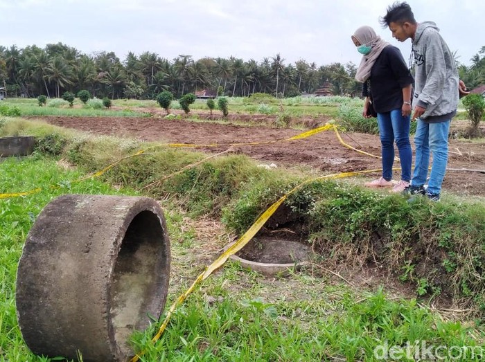 Sesosok mayat perempuan bercelana pendek ditemukan petani di dalam sumur di Kulon Progo, DIY. Lokasi sumur berada di areal persawahan.