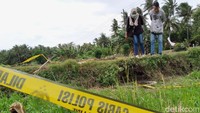 Kini sumur lokasi penemuan mayat tersebut telah dipasangi garis polisi.