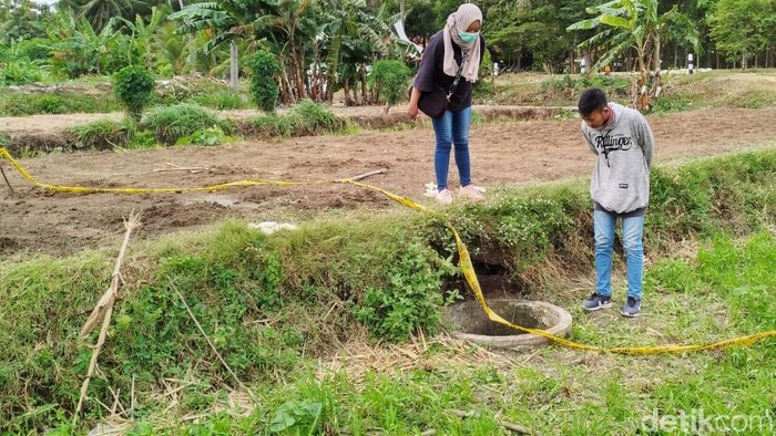 Sumur TKP Penemuan Mayat di Kulon Progo Sesosok mayat perempuan bercelana pendek ditemukan petani di dalam sumur di Kulon Progo, DIY. Lokasi sumur berada di areal persawahan.