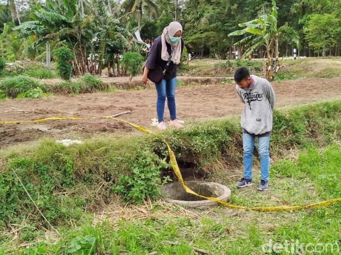 Sesosok mayat perempuan bercelana pendek ditemukan petani di dalam sumur di Kulon Progo, DIY. Lokasi sumur berada di areal persawahan.