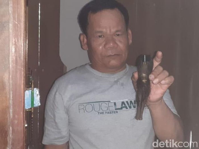 Sutarman Cokro yang menyimpan salah satu jenglot di Sragen, Senin (6/7/2020).