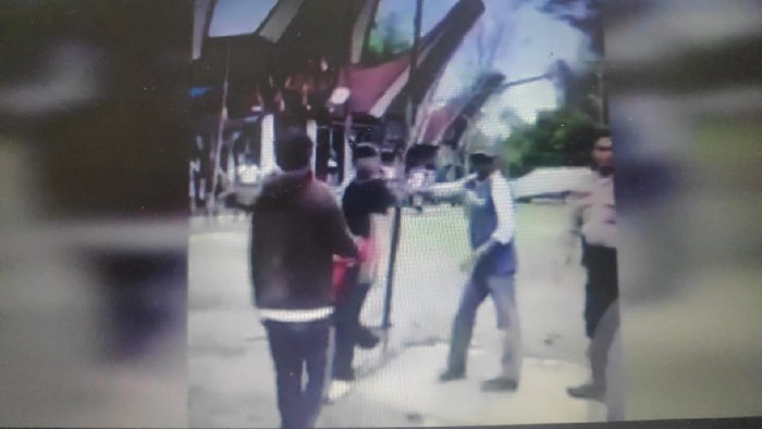 Tangkapan Layar Seorang Pria Diduga Bandar Judi Ngamuk di Toraja Utara