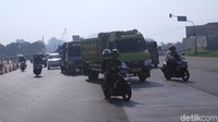 Sementara untuk kendaraan yang keluar dari exit Tol Cileunyi dan memilki tujuan ke Garut bisa langsung belok kanan di jalur alteri Cileunyi. Sebelumnya, belokkan tersebut ditutup, dan kendaraan diputarbalikkan di putaran Rumah Sakit AMC.