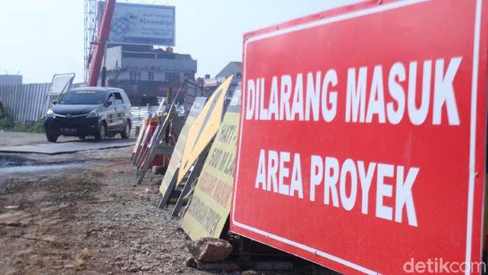 Proyek pembangunan simpang susun Cileunyi Kabupaten Bandung, Jawa Barat, Senin (6/7/2020) terus dikebut.
