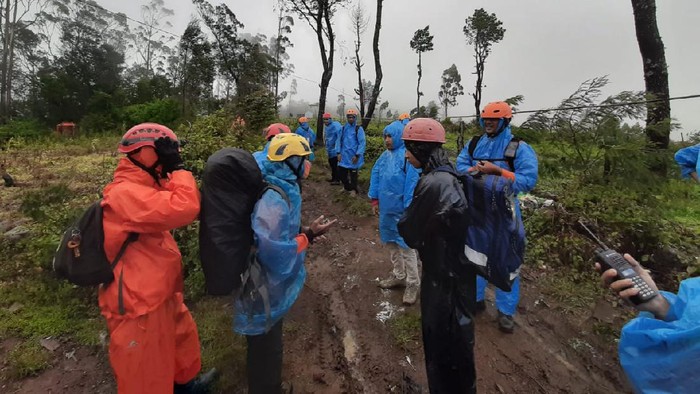 Tim SAR gabungan mengevakuasi empat pendaki yang mengalami hipotermia di Gunung Bawakaraeng, Kabupaten Gowa, Sulsel (dok. Istimewa).