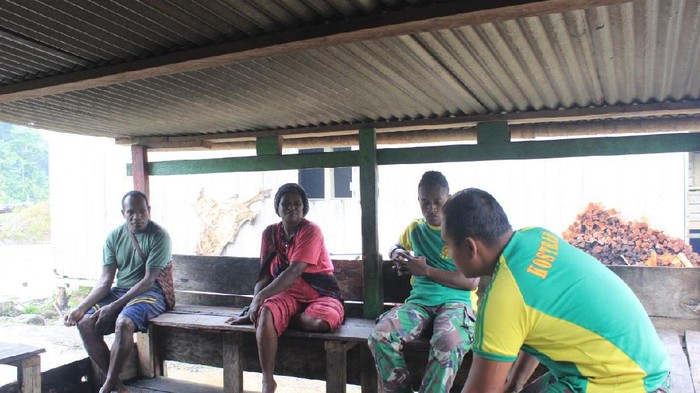 TNI memberikan bantuan bahan makanan ke warga Deiyai, Papua, Minggu (5/7/2020).