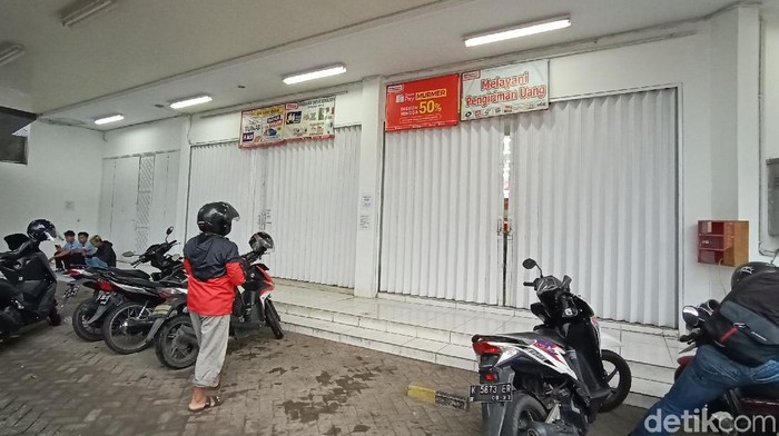 Toko modern yang terletak di perempatan Panjang ditutup Satpol PP Kudus, Senin (6/7/2020).