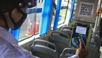 Untuk menimati layanan bus listrik, pelanggan tidak dikenakan biaya. Tapi, pelanggan tetap diwajibkan untuk melakukan tap in dan tap out pada alat Tap On Bus (TOB) yang tersedia di dalam bus.
