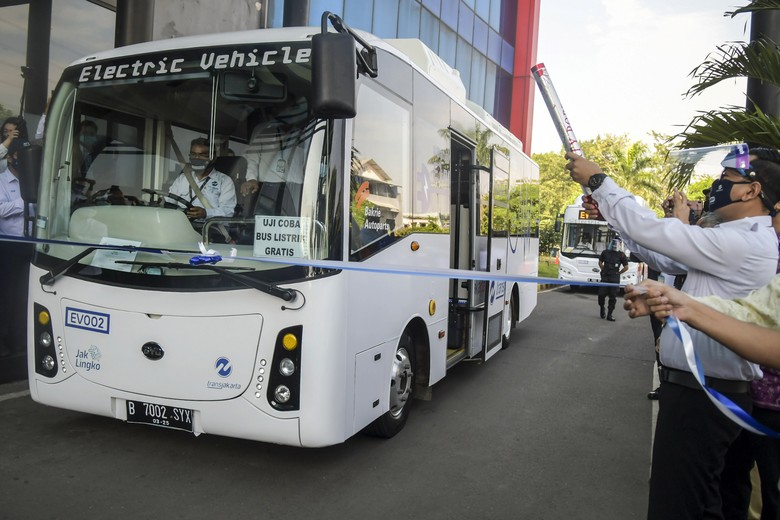 Transjakarta Uji Coba Bus Listrik Karyawan mengendarai bus listrik saat uji coba di Kantor Pusat PT Transjakarta, Cawang, Jakarta, Senin (6/7/2020). PT Transportasi Jakarta (Transjakarta) melakukan uji coba dua bus listrik EV1 dan EV2 rute Balai Kota - Blok M dengan mengangkut penumpang. ANTARA FOTO/Galih Pradipta/wsj.