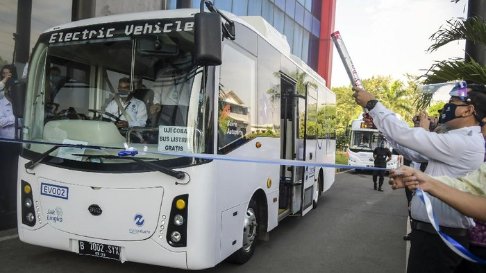 Transjakarta Uji Coba Bus Listrik Karyawan mengendarai bus listrik saat uji coba di Kantor Pusat PT Transjakarta, Cawang, Jakarta, Senin (6/7/2020). PT Transportasi Jakarta (Transjakarta) melakukan uji coba dua bus listrik EV1 dan EV2 rute Balai Kota - Blok M dengan mengangkut penumpang. ANTARA FOTO/Galih Pradipta/wsj.