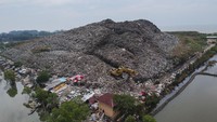 Begini penampakan gunungan sampah di Tempat Pembuangan Akhir (TPA) Degayu, Pekalongan, Jawa Tengah, Senin (6/7/2020).