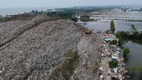 Menurut Dinas Lingkungan Hidup setempat, tumpukan sampah di TPA tersebut sudah melebihi batas kapasitas dengan ketinggian tumpukan sampah mencapai sekitar 17 meter, melebihi batas standart yang ditentukan yaitu di bawah 10 meter dengan produksi sampah rata-rata mencapai 125 ton per hari.