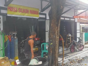 Tambal Ban di Banyuwangi Pakai Teknik yang Tidak Lazim