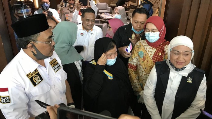 Wakil Ketua (Waka) MPR Jazilul Fawaid bersama Menteri Tenaga Kerja (Menaker) Ida Fauziah menyambut kembalinya TKI Ety Toyyib Anwar yang ke Indonesia usai lolos dari hukuman mati dan dipenjara selama 18 tahun di Arab Saudi.