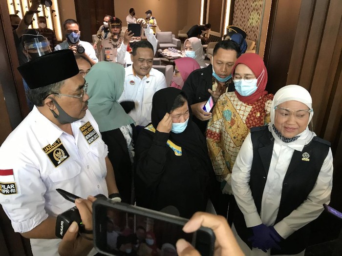 Wakil Ketua (Waka) MPR Jazilul Fawaid bersama Menteri Tenaga Kerja (Menaker) Ida Fauziah menyambut kembalinya TKI Ety Toyyib Anwar yang ke Indonesia usai lolos dari hukuman mati dan dipenjara selama 18 tahun di Arab Saudi.