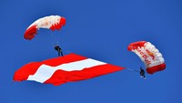 Aksi terjung payung mewarnai gelaran Grand Prix Austria. Getty Images/Getty Images.