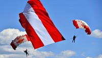 Para penerjung membawa bendera Austria dan Red Bul. Getty Images/Getty Images.