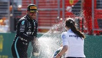 Valtteri Bottas merayakan keberhasilannya menjadi juara. Leonhard Foeger/Pool via Getty Images.