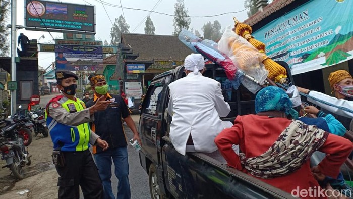 Petugas melakukan penyekatan di pintu masuk lautan pasir Gunung Bromo. Penyekatan dilakukan untuk memastikan tidak ada warga luar Suku Tengger yang memasuki arena Yadnya Kasada.