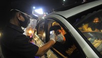 Petugas yang mengenakan pelindung wajah atau face shield memeriksa satu per satu suhu tubuh penumpang yang mayoritas anak muda itu sambil menawarkan menu makanan bagi mereka.