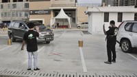 Fasilitas layar lebar ini disiapkan di lahan parkir untuk pengunjung yang hendak membeli makanan di kawasan tersebut secara drive thru.