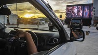 Hal ini guna menghibur pengunjung yang sedang menunggu pesanan makanannya datang sambil menonton film.
