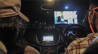 Para pengunjung dapat mendengarkan audio film yang sedang diputar dari dari dalam mobil dengan menyetel frekuensi yang telah disesuaikan oleh petugas.