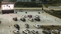 Begini penampakan sejumlah mobil yang memenuhi lahan parkir di pusat perbelanjaan yang menyediakan layar LCD di kawasan Cikarang Kabupaten Bekasi, Jawa Barat.