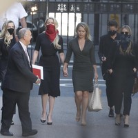 Daily Mail mengabarkan, kekasih baru Amber yang bernama Bianca Butti (kedua dari kanan), juga menghadiri persidangan tersebut. Hubungan asmara Amber dan Bianca mulai diketahui publik sejak Maret 2020. (Foto: AP Photo/Alastair Grant)