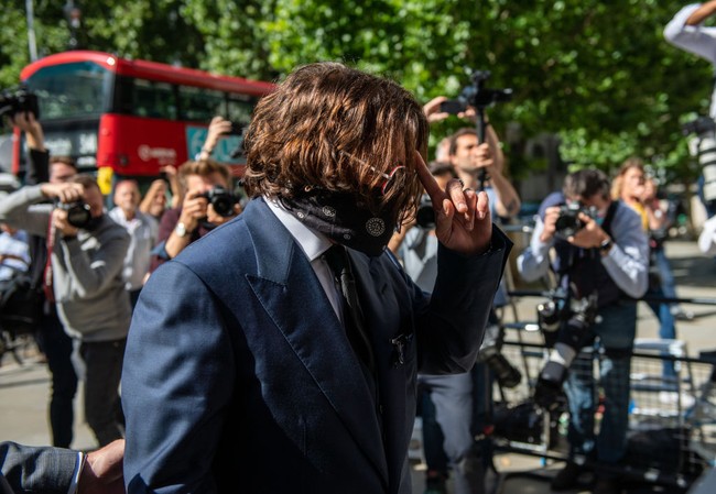 Dalam artikel tersebut, Johnny Depp disebut sebagai pemukul istri berdasarkan pernyataan Amber Heard. Ia pun membantah pernyataan tersebut. (Foto: Getty Images/Chris J Ratcliffe)