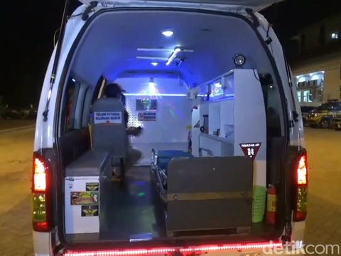 Ambulans milik RSUD Grati, Kabupaten Pasuruan ini sekilas sama dengan kendaraan medis pada umumnya. Namun jika diperhatikan, ambulans ini sangat unik menyerupai tempat disko.