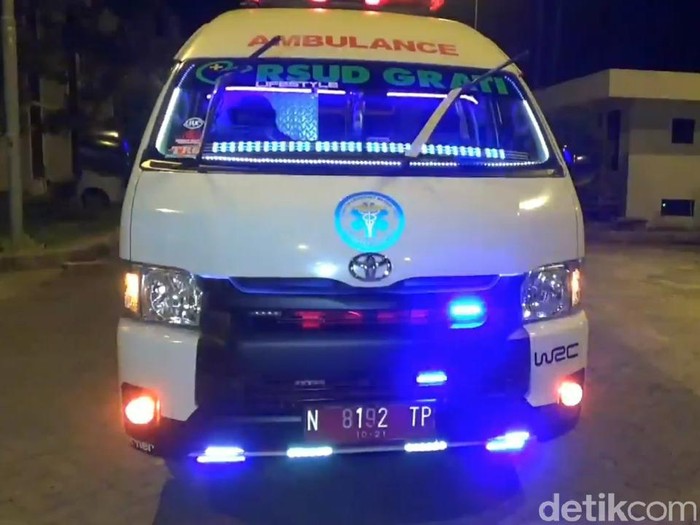 Dudung Dwi Anto (41), sopir ambulans disko RSUD Grati, Kabupaten Pasuruan, merogoh kocek pribadi untuk modifikasi kendaraan tersebut. Meski begitu, ia merasa enjoy.