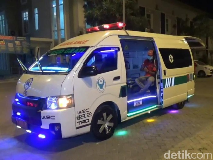 Ambulans milik RSUD Grati, Kabupaten Pasuruan ini sekilas sama dengan kendaraan medis pada umumnya. Namun jika diperhatikan, ambulans ini sangat unik menyerupai tempat disko.