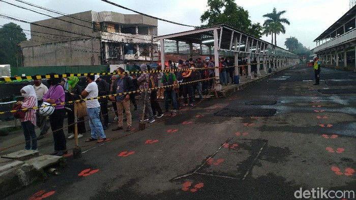 Antrean panjang di Stasiun Bogor pagi ini, 7 Juli 2020.
