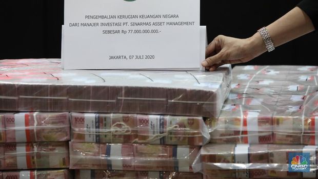 Barang Bukti Pengembalian Kerugian Keuangan Negara dari Manajer Investasi PT. Sinarmas Asset Management di Kejaksaan Agung RI, Jakarta, Selasa (7/7). (CNBC Indonesia/ Muhammad Sabki)