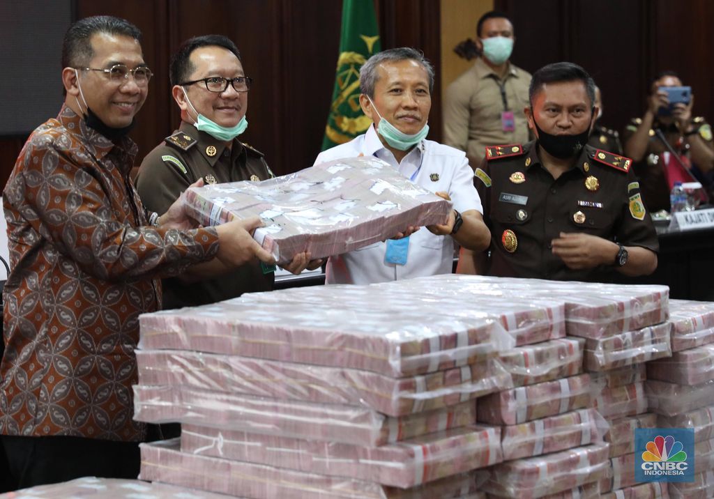 Barang Bukti Pengembalian Kerugian Keuangan Negara dari Manajer Investasi PT. Sinarmas Asset Management di Kejaksaan Agung RI, Jakarta, Selasa (7/7). (CNBC Indonesia/ Muhammad Sabki)