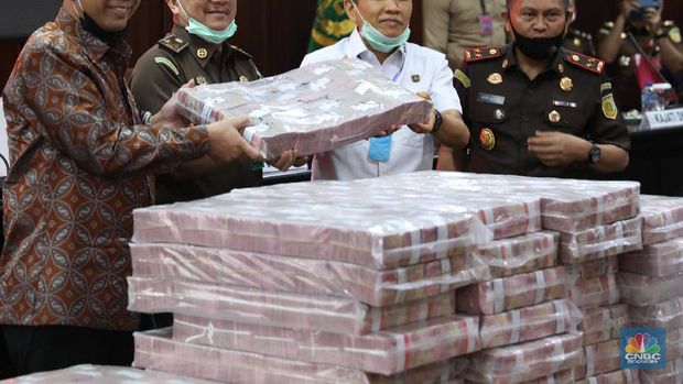 Barang Bukti Pengembalian Kerugian Keuangan Negara dari Manajer Investasi PT. Sinarmas Asset Management di Kejaksaan Agung RI, Jakarta, Selasa (7/7). (CNBC Indonesia/ Muhammad Sabki)
