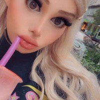 Punya penampilan yang terlalu seksi ternyata membuat wanita asal Budapes itu merasa tidak nyaman saat bekerja. Wanita yang pernah menjadi seorang resepsionis itu merasa menjadi objek seksual rekan-rekan kerja pria di kantornya. Foto: dok. Instagram