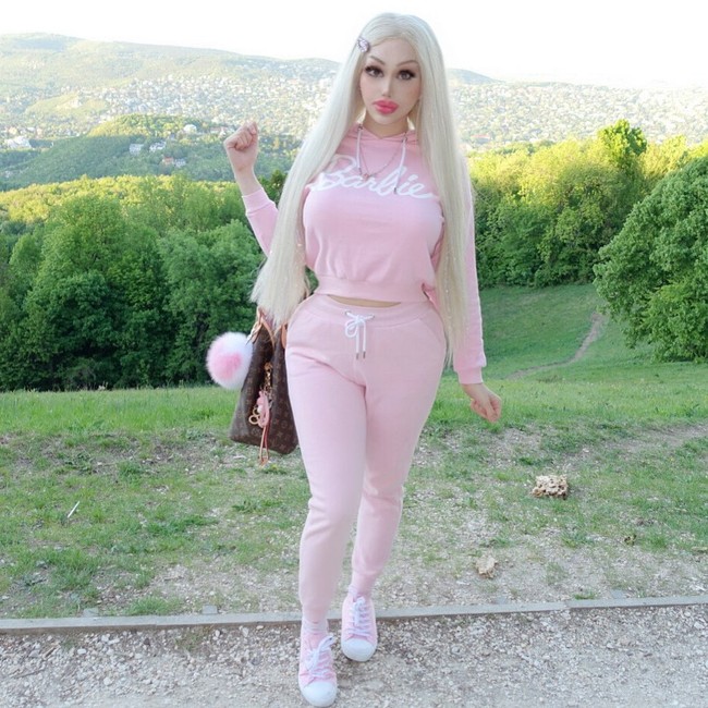 Ini Barbara Luna Sipos yang mengaku tidak cocok bekerja kantoran. Saat bekerja di kantor, dia merasa menjadi objek seksual karena penampilannya yang terlalu seksi.  Foto: dok. Instagram