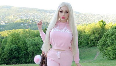 Foto: Wanita Punya Penampilan Bak Barbie, Terlalu Seksi untuk Kerja Kantoran