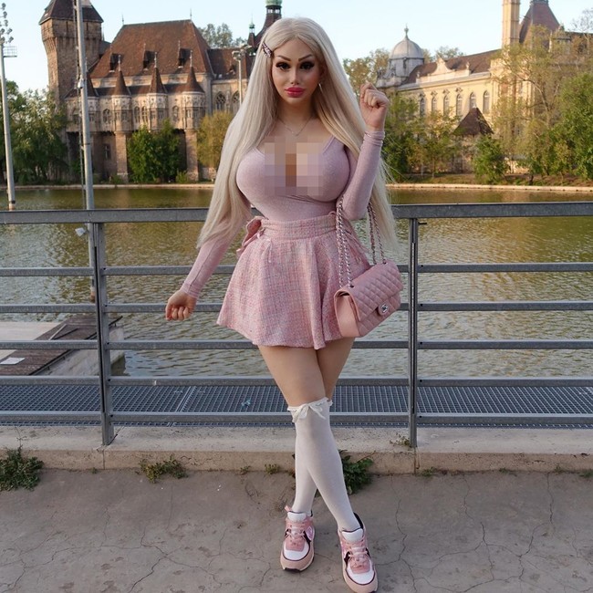 Barbara punya rambut pirang, dandan dengan bulu mata super tebal, dan penampilan ekstrem lainnya. Agar penampilannya bak boneka, Barbara sudah melakukan setidaknya 10 operasi plastik dan dua kali implan payudara.  Foto: dok. Instagram