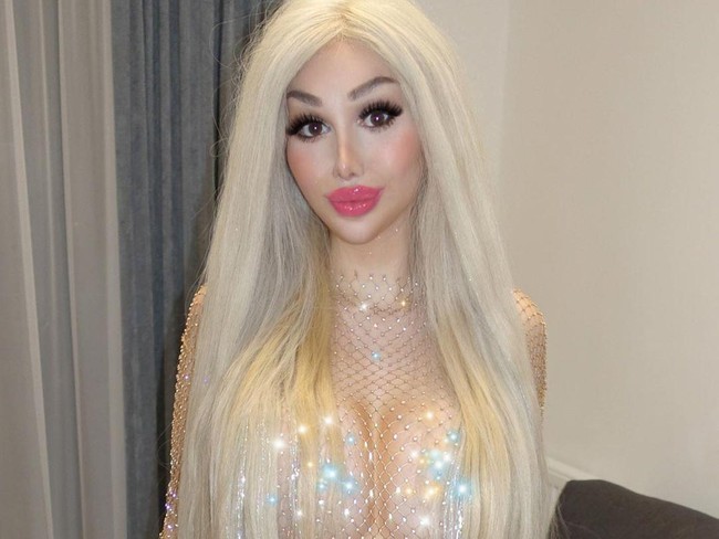 Jadi aku sadar bahwa pekerjaan seperti itu bukan untukku karena aku hidup di lingkungan di mana wanita menarik tidak punya pilihan untuk bisa mempertahankan pekerjaannya atau menaikkan posisi tanpa bercinta dengan bos. Yang seperti itu aku tidak mau, ungkapnya, seperti dikutip dari Yahoo Australia. Foto: dok. Instagram