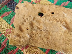 Melihat Batu Tapak Kaki yang Ditemukan Warga Ciamis Saat Gali Kubur