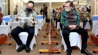Penandatanganan perjanjian kerja sama dilaksanakan PT Jamkrindo dan PT Askrindo sebagai Lembaga penjamin yang ditugaskan oleh pemerintah dengan bank penyalur kredit untuk stimulus menggerakkan perekonomian ekonomi  yang terdampak pandemi COVID-19. Foto: dok. Kemenkeu