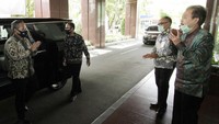 Wakil Menteri BUMN Kartika Wirjoatmodjo disambut oleh Direktur Utama PT Jamkrindo Randi Anto sebelum melakukan penandatanganan kerja sama penjaminan kredit modal kerja untuk usaha mikro, kecil, dan menengah dalam rangka program Pemulihan Ekonomi Nasional (PEN) di Kantor PT Jamkrindo, Selasa 7 Juli 2020. Foto: dok. Kemenkeu