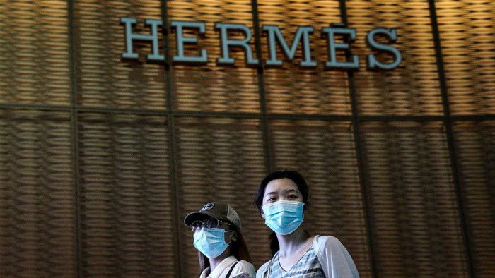 WUHAN, CHINA - JUNE 30: (CHINA OUT) Residents wear face masks while passing by a Hermes store on June 30, 2020 in Wuhan, China. Since June 13, 2020 the response level of public health emergencies in Hubei Province has been reduced to level 3. Wuhans health commission said that the city had no asymptomatic cases as of June 15, and there are no more close contacts under medical observation.(Photo by Getty Images)