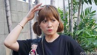 Chika Jessica saat ditemui di kawasan studio Trans TV, Kapten Tendean, Jakarta Selatan pada Selasa (7/7). Pool/Noel/detikFoto.
