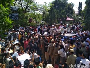 Tersinggung Ucapan Dewan, Santri Bermasker Geruduk Gedung DPRD Cirebon